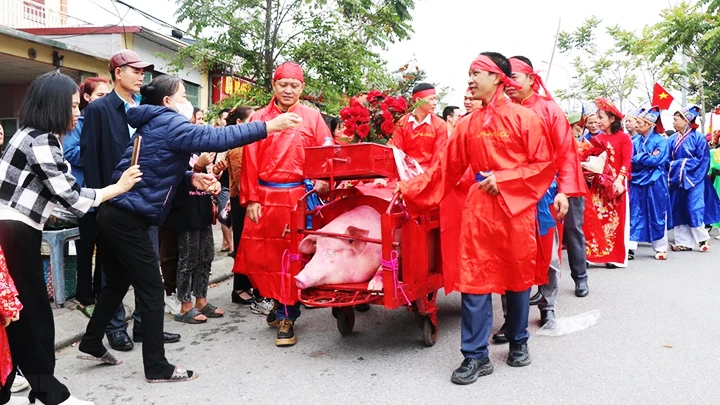 Rước lợn ở làng Ném Thượng (thành phố Bắc Ninh, tỉnh Bắc Ninh). Ảnh: THANH THƯƠNG