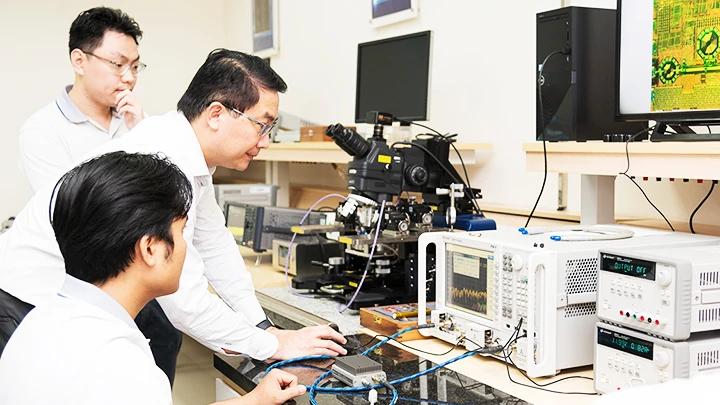 Đại học Quốc gia Thành phố Hồ Chí Minh đang tập trung đầu tư phát triển nguồn nhân lực cho ngành công nghệ vi mạch bán dẫn. Ảnh: THIỆN THÔNG