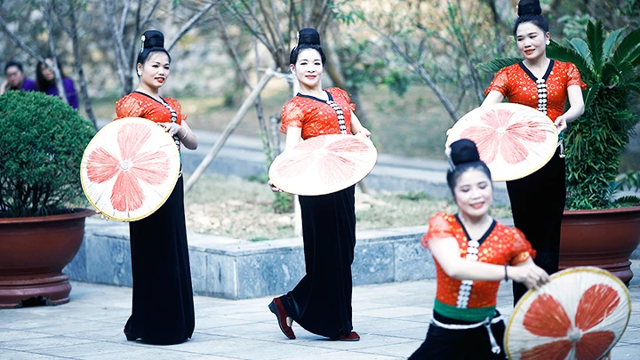 Các cô gái Thái trình diễn xòe Thái - di sản đã được UNESCO ghi danh.