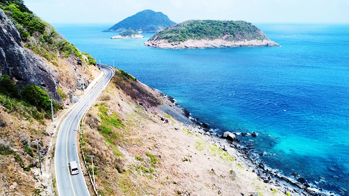 Con đường đi qua mũi Cá Mập, huyện Côn Đảo.
