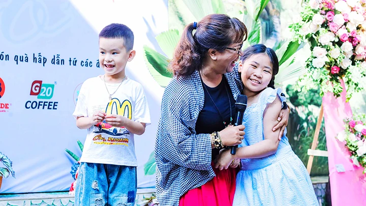 Nhà văn Niê Thanh Mai giao lưu với trẻ em tại Đường Sách Cà-phê Buôn Ma Thuột.
