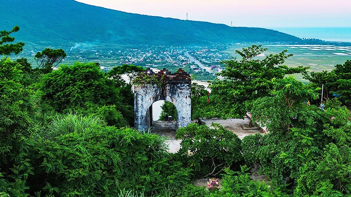 Qua đèo Ngang ghé Hoành Sơn quan