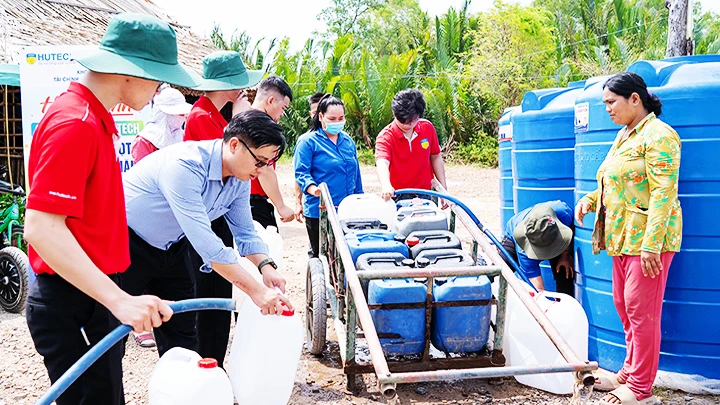 Sinh viên Trường đại học Công nghệ Thành phố Hồ Chí Minh chia sẻ nước ngọt đến người dân tỉnh Tiền Giang. 