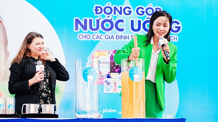Hoa hậu H’Hen Niê “biến” nước bẩn thành nước sạch bằng gói bột lọc nước P&G Purifier of Water.