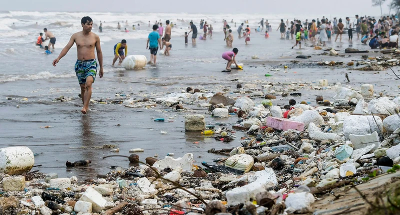 Bãi biển ngập rác tại Khu du lịch sinh thái Rạng Đông (Nghĩa Hưng, Nam Định). Ảnh: VIETNAMNET