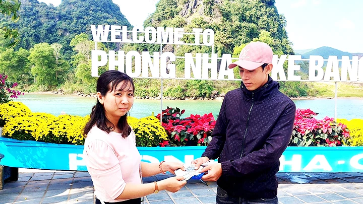 Nhân viên du lịch ở Phong Nha trao lại tiền mặt khách du lịch bỏ quên.