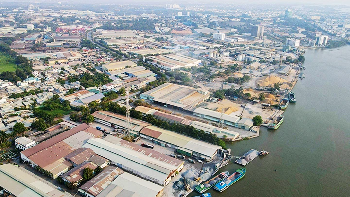 Khu công nghiệp Biên Hòa 1 nằm cạnh sông Đồng Nai. Ảnh: PHƯỚC TUẤN