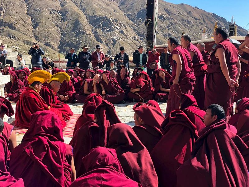 Tranh biện tại một ngôi chùa ở Tây Tạng.