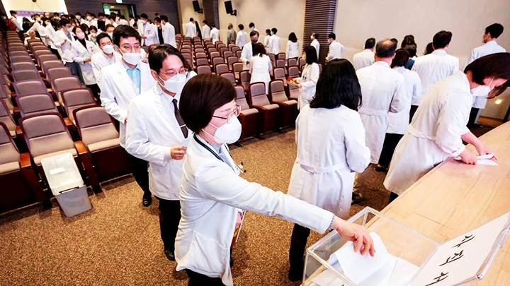 Một nhóm các bác sĩ thực tập Hàn Quốc bỏ phiếu quyết định đình công tại Seoul. Ảnh: KOREA TIMES