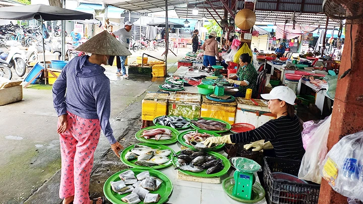 Mua thực phẩm tại chợ Điện Bàn, Quảng Nam.