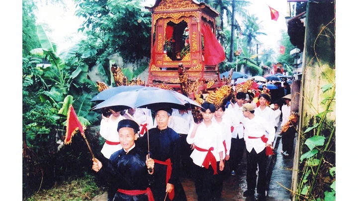 Lễ đón bằng di tích chùa Tri Chỉ năm 2001. Ảnh: VŨ QUANG DŨNG cung cấp