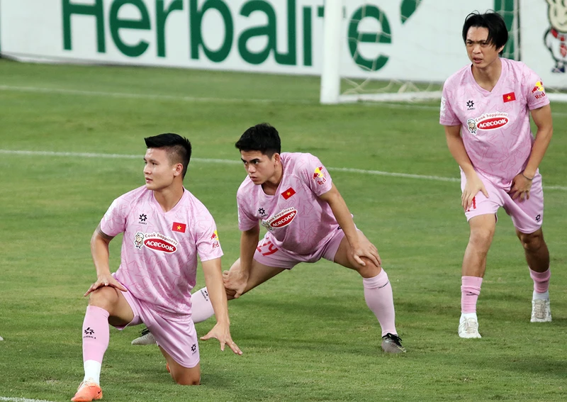 Các cầu thủ Việt Nam tích cực tập luyện cho trận gặp đội tuyển Philippines. Ảnh: KHIẾU MINH