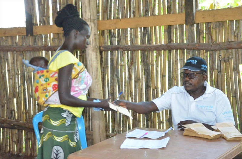 Người dân ở Lamwo nhận trợ cấp từ chương trình EmpowerU. Ảnh: UNICEF