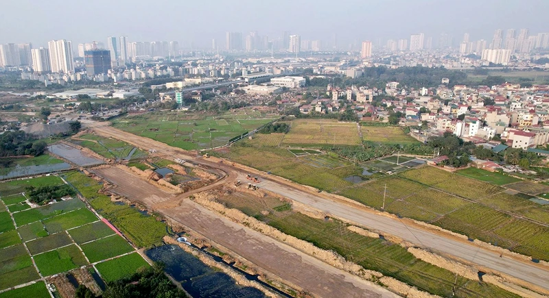 Đoạn nền đường vành đai 4 Thủ đô Hà Nội đã thành hình tại vị trí giao cắt với quốc lộ 6 (giáp bến xe và ga tàu điện Yên Nghĩa).