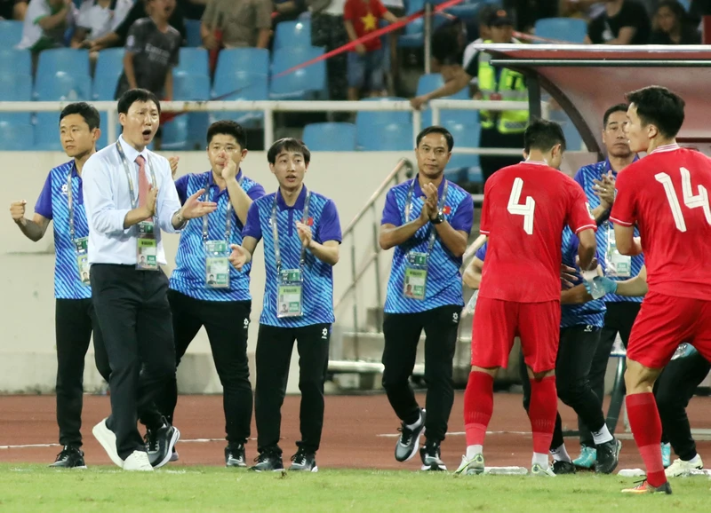 HLV Kim Sang-sik mang đến tinh thần quyết tâm cao cho các cầu thủ. Ảnh: LÊ MINH
