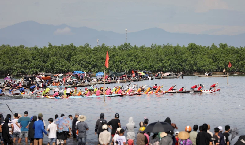 Giải đua ghe 7 người được diễn ra trên phá Tam Giang.