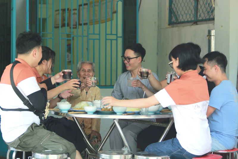 Bữa cơm ấm áp của nhóm “Đà Nẵng - Những điều muốn nói” với Bà mẹ Việt Nam Anh hùng Mai Thị Trà.
