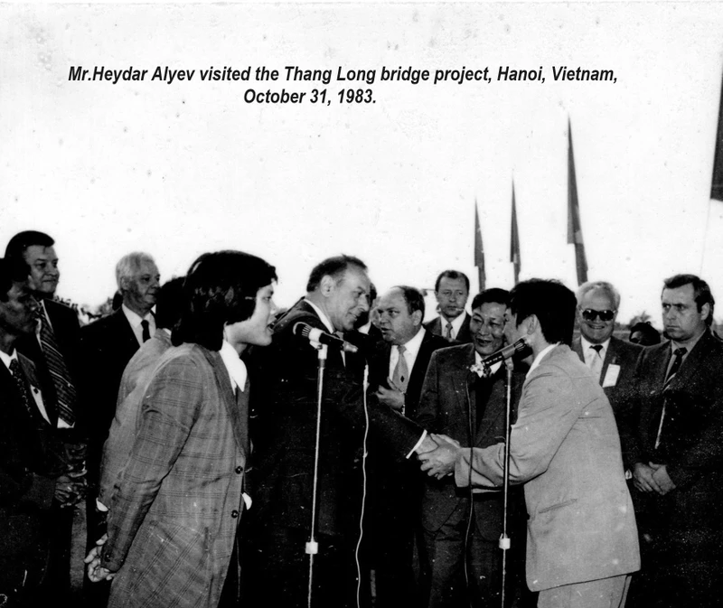 Ông Heydar Alyev (giữa) đến thăm công trình xây dựng cầu Thăng Long năm 1983.