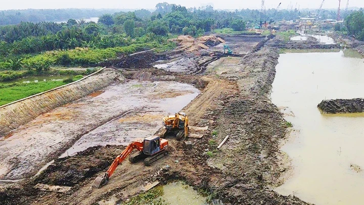 Hàng loạt công trình xây dựng trọng điểm phía nam đang thiếu nguyên liệu cát. 