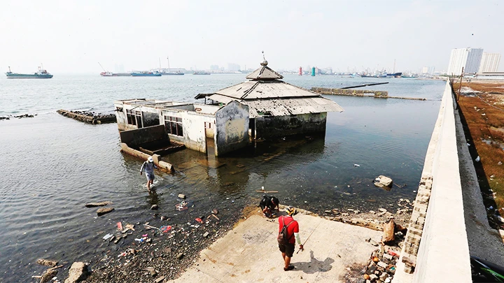 Jakarta đang đối mặt nguy cơ nghiêm trọng từ mực nước biển dâng. Ảnh: AP