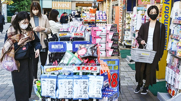 Giá cả leo thang gây thêm khó khăn cho kinh tế Nhật Bản. Ảnh: JAPAN TIMES