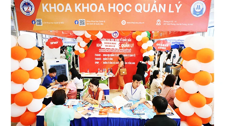 Các thí sinh tham dự ngày hội tư vấn tuyển sinh.