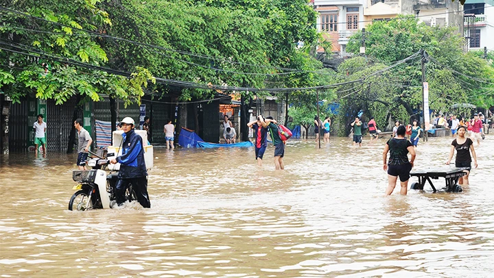 Nhiều tuyến phố ngập sau cơn mưa. Ảnh: NAM NGUYỄN