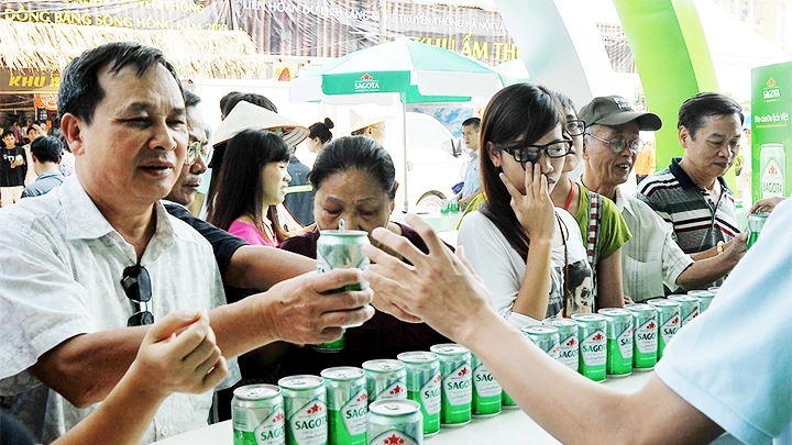 Sản lượng tiêu thụ đồ uống rượu, bia, nước giải khát liên tục suy giảm. Ảnh: BẮC SƠN