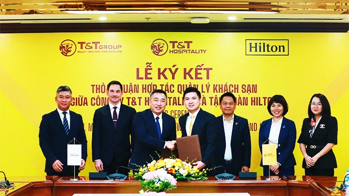 Đại diện Công ty T&T Hospitality và Tập đoàn Hilton trao thỏa thuận hợp tác.