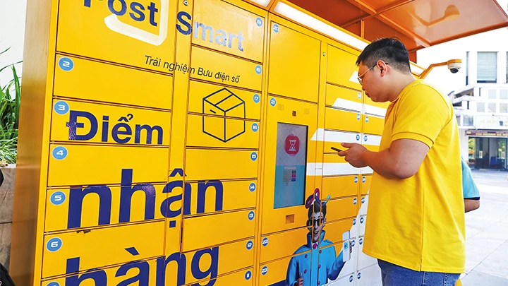 Trạm giao nhận thông minh của VietnamPost đã chính thức triển khai tại Hà Nội. Ảnh: MINH SƠN