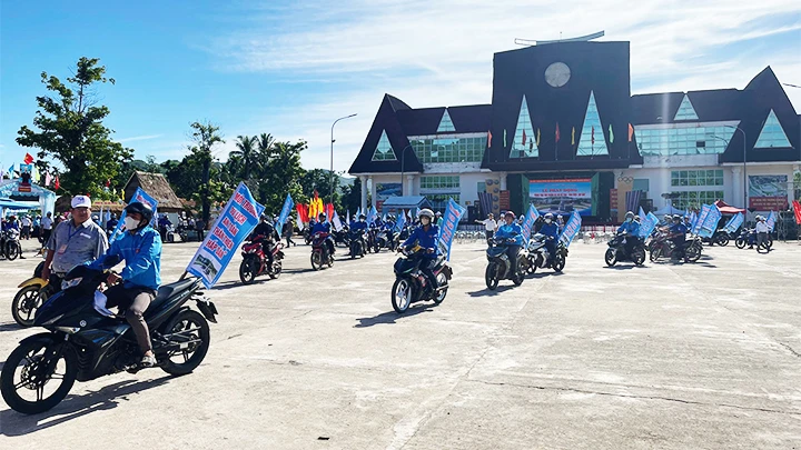 Ra quân phát động phong trào xây dựng môi trường du lịch thân thiện tại huyện An Lão.