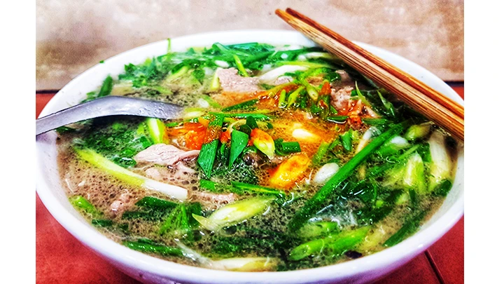 Bát tái lăn nhiều hành của phở Thìn (Lò Đúc).