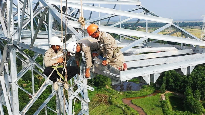 Các nhà thầu đẩy nhanh tiến độ dựng cột, kéo đường dây 500 kV mạch 3 đoạn Quảng Trạch - Quỳnh Lưu. Ảnh Tập đoàn Điện lực Việt Nam cung cấp