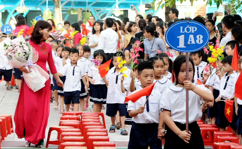 Chính sách tiền lương và phụ cấp để nhà giáo yên tâm cống hiến là vấn đề nhận được nhiều ý kiến đóng góp. Ảnh: HẢI NAM