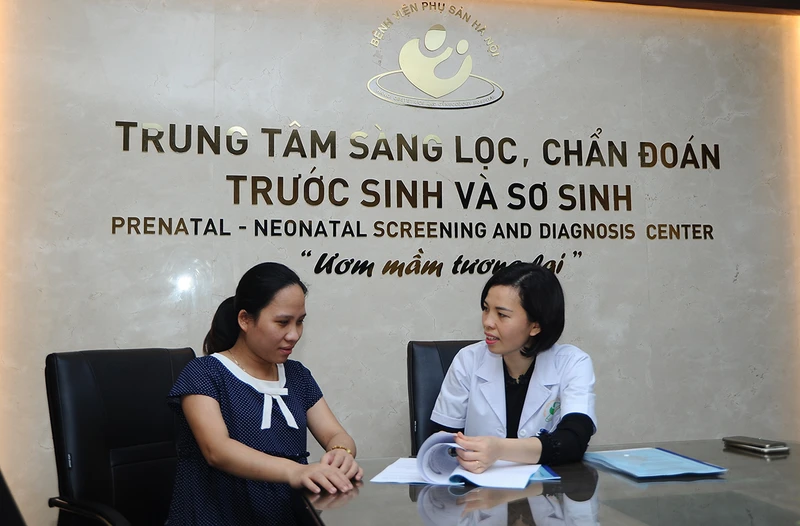 Tư vấn trước sinh tại Bệnh viện Phụ sản Hà Nội. Ảnh: NAM NGUYỄN