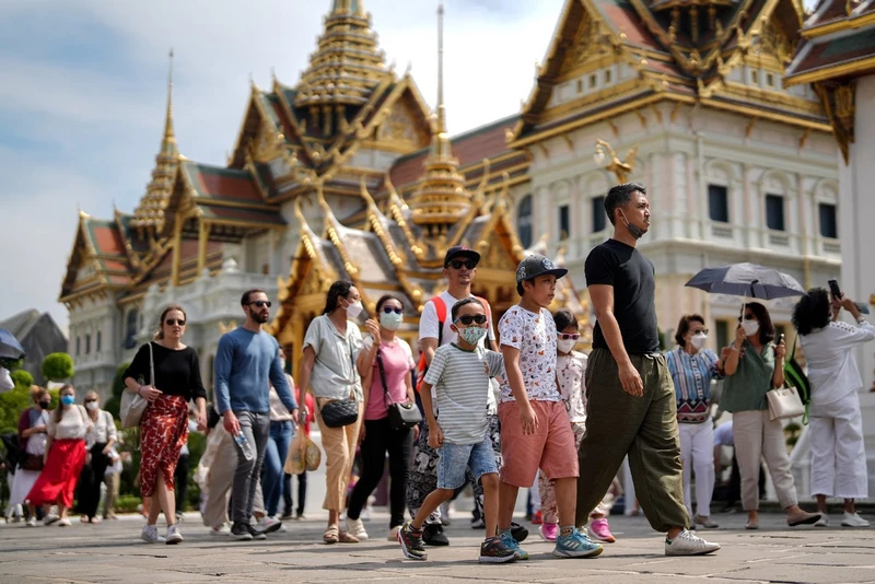 Khách du lịch tại một di tích nổi tiếng ở Thailand. Ảnh: AP