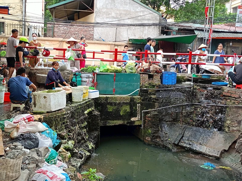 Bán hàng, làm thịt gà, vịt, cá... ngay bên mép kênh rồi xả xuống tại khu chợ cạnh nhà máy A34, đường Hoàng Công Chất, phường Phú Diễn, (Bắc Từ Liêm, Hà Nội).