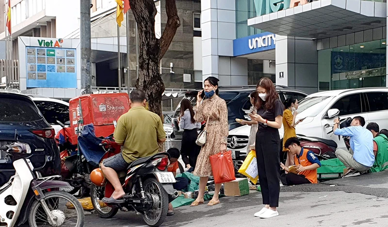 Người tiêu dùng cần cẩn trọng với các cuộc gọi điện giao hàng. Ảnh: NAM NGUYỄN