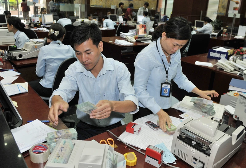 Nhiều ngân hàng khác đang duy trì đà tăng lãi suất huy động tiết kiệm. Ảnh: NAM ANH