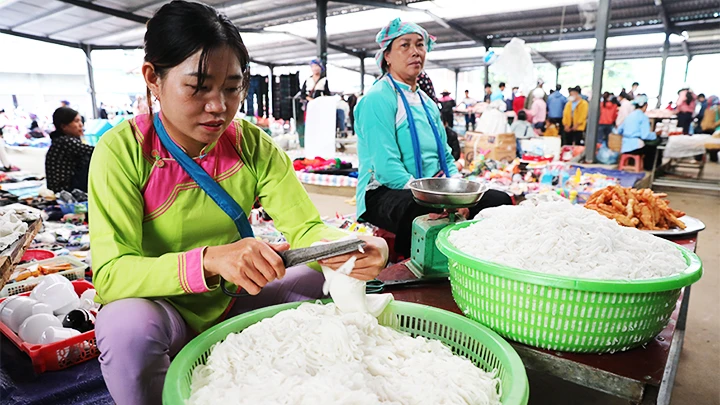 Đa sắc chợ phiên San Thàng