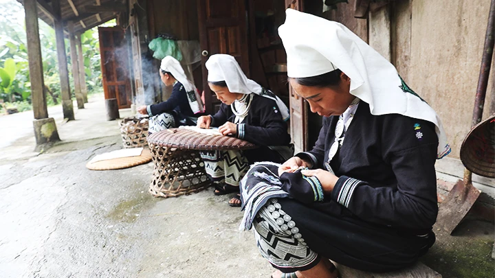 Bà con người Dao tiền (Hoài Khao) duy trì nghề thêu, in sáp ong.