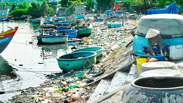 Rác tràn ngập khắp các xóm chài ở TP Phan Thiết.