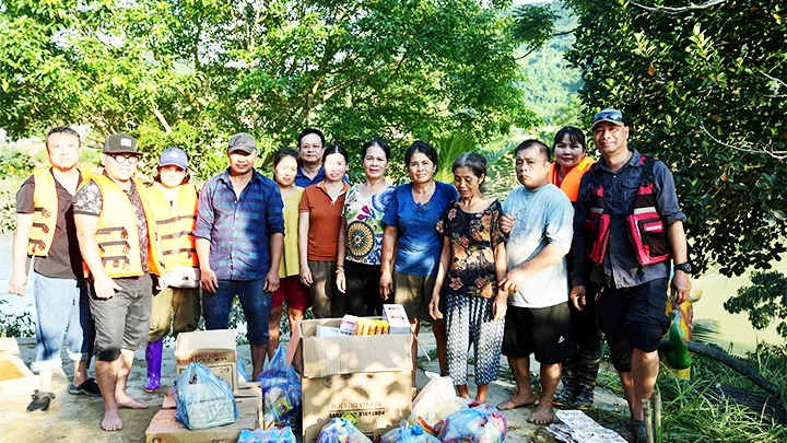 Đảng viên Chi bộ Tổ dân phố Vĩnh Hưng (thị trấn Vĩnh Lộc, Chiêm Hóa, Tuyên Quang) kết nối các đoàn thiện nguyện tới đồng bào bị ảnh hưởng do bão số 3.