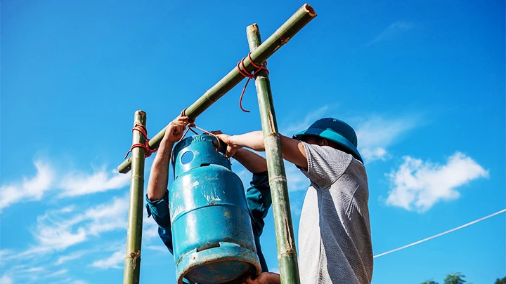 Kẻng cảnh báo bằng bình gas hết tại thôn Làng Nủ (xã Phúc Khánh, Bảo Yên, Lào Cai). Ảnh: KMB 