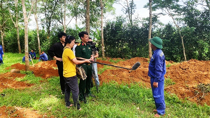 Đoàn làm phim tác nghiệp tại hiện trường.