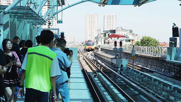 Tuyến đường sắt Nhổn - Ga Hà Nội đoạn trên cao đã đưa vào vận hành thương mại. Ảnh: BẮC SƠN