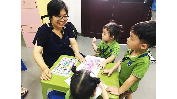 Họa sĩ Vương Lê Mỹ Học hướng dẫn cho trẻ em của lớp Penguin - Trường mầm non Creative Kindercare.