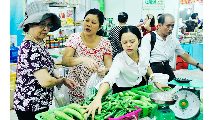 Cần kiểm soát tốt giá cả các mặt hàng tiêu dùng sau khi tăng giá điện. Ảnh: BẮC SƠN