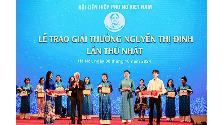 Vinh danh những tấm gương phụ nữ xuất sắc.