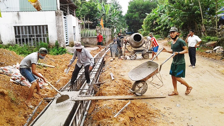 Người dân hiến đất, góp ngày công xây dựng tuyến đường sạch đẹp ở huyện Hòa Vang.